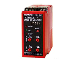 Batterivagt BMCD DC VOLTAGE i rødt hus med sort frontpanel med LED-indikatorer og drejeknapper for indstilling.