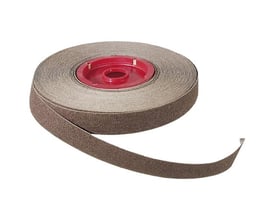 Tyrolit BASIC A-B01 C J sliberulle, 38 mm bred og 25 meter lang, korn 240, rullet op med en strimmel trukket ud.