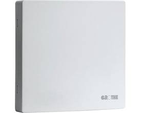 Grothe Mistral trådløs repeater i hvid med Grothe logo i nederste højre hjørne på en neutral baggrund.