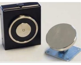 Sort dørholdemagnet til vægmontering med rund magnet på 140 kg samt separat ankerplade ved siden af.
