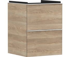 Hansgrohe Xelu Q vaskeskab med naturlig eg finish, set fra siden og lidt forfra, med tydelig profil på skufferne.