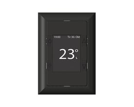 Mtouch One termostat og regulator i koksgrå, viser 23 grader på LCD-display med tid og dato.