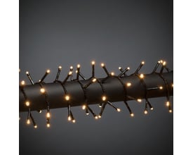 Nærbillede af Konstsmide cluster lyskæde med 400 amber lys, der viser de små lysdioder og den sorte ledning.