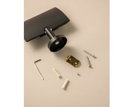 Cosmic toiletpapirholder i mat sort, vist med monteringsdele som skruer, rawlplugs og unbrakonøgle.