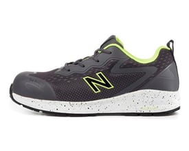 New Balance Logic sikkerhedssko i grå, str. 42,5, set fra siden med snørebånd, limegrønne detaljer og hvid sål.