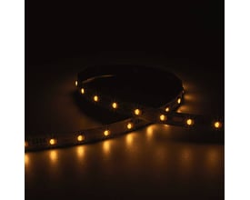 Ansell Lighting Z-Cell LED bånd, 5 meter, lyser med varmt hvidt lys på en mørk baggrund.