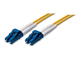 Fire fiberoptiske patchkabler med gule LSZH-kapper, 4 meter lange, med blå LC/UPC-stik i hver ende.