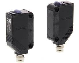 Omron Fotoaftaster E3Z-T86, en PNP gennemstrålesensor med rektangulært sort hus og M8 stik.