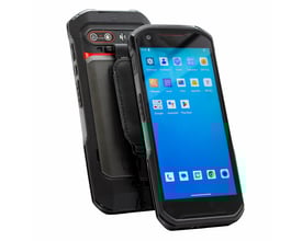 Danskproduceret håndscanner vist med skærmen tændt og bagside fremadrettet, med fokus på dens robuste design og skærmgrænseflade.