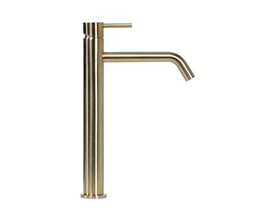 Elegant håndvaskarmatur i børstet guld, høj model. Armaturet har en lige tud og en enkelt greb.