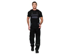 Kansas Overall Icon 100806 i sort og grå, 126cm. Manden bærer overallen over en sort T-shirt og viser dens pasform og detaljer.