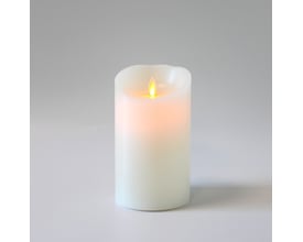 Hvidt LED XL bloklys fra LEDlife med flammeeffekt, placeret på en hvid baggrund for at fremhæve lysets form og glød.