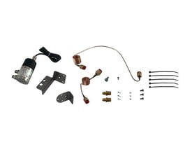 Komplet Grundfos sensor kit med DPI sensor, monteringsbeslag, kobberrør og kabelbindere på hvid baggrund.