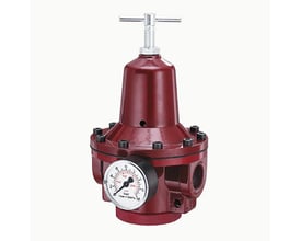 Robust rød FLAIR M350/1 3/4" reduktionsventil med et 50 mm manometer, der viser tryk i bar og lbs.