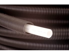 PEXGOL Universal X-Flex RIR 15x2,5 mm kombirør med en hvid indre PEX-rør, der rager ud fra et mørkt korrugeret yderør.