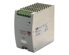 Carlo Gavazzi-strømforsyning på 10 A med grønne skrueklemmer, set skråt forfra med perforeret metalhus.