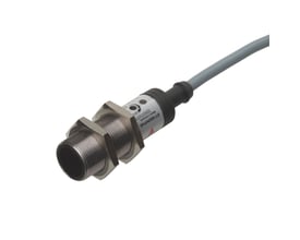 Carlo Gavazzi EP1820NPAS fotoaftaster med M18-gevind og kabel, set skråt forfra.