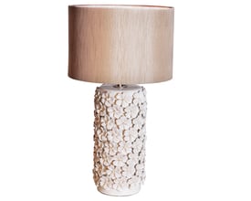 By Rydéns Fiore keramik bordlampe med H 54 cm, viser den detaljerede hvide keramikfod med blomstermønster og beige silkeskærm.