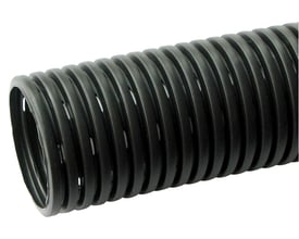 Nærbillede af et Eurodrain PE-drænrør i sort, der viser den ribbede overflade og slidserne med 100 mm diameter.