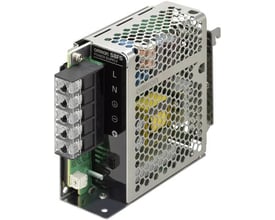 Omron S8FS-G05005CD strømforsyning med 50W effekt, 100-240VAC input og 5VDC 8A output på DIN-skinne.