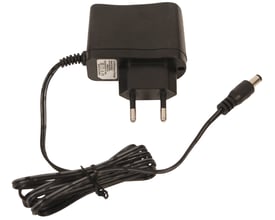 Sort oplader til GEO6X med europæisk stik og sort kabel samlet med et kabelbind.