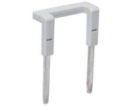 Grå jumper med metalben til elektrisk forbindelse, designet til spoleside A1/A2 eller common.