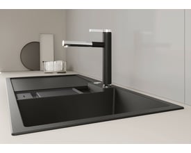 BLANCO linee-s køkkenarmatur med udtræksbruser i antracit og krom, monteret på et sort køkkenvask. Armaturet har en svingbar tud og et elegant design.