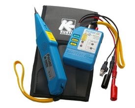 Nærbillede af Elma Instruments kabelsøgesæt, der viser detaljer på den blå tonesender og probe, samt tilslutningskabler og den grå taske.