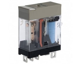 Omron G2R-1-SND, 12 VDC, 5-polet plug-in relæ med SPDT, 10A, vist med tydelig synlige interne komponenter og metalterminaler.