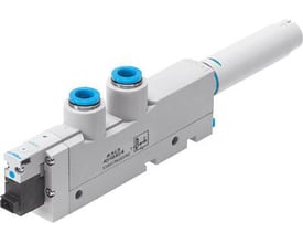 Festo vakuumejektor VN-14-H-T4-PQ3-VQ3-RO2-M med indbygget magnetventil, bredde 18 mm, med blå tryklufttilslutninger.