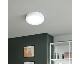 EGLO Fueva-Z loftslampe Ø210 mm i hvid, monteret i et moderne rum med mørkegrå væg og hvid reol.