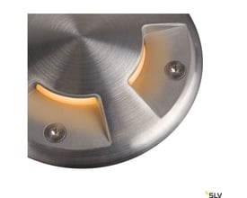 Nærbillede af SLV SMALL PLOT afdækning i rustfrit stål, der viser lysudgangene med varmt lys.