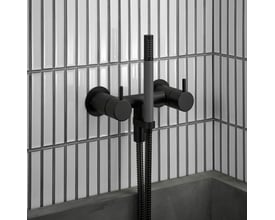 Vola 2-grebsblander i mat sort med keramiske ventiler og brusehoved monteret på en væg med lodrette hvide fliser.