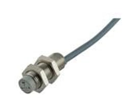 Carlo Gavazzi induktivaftaster ICB12S30N08A2IO med M12-gevind og kabel, vist skråt forfra; rækkevidde 8 mm.