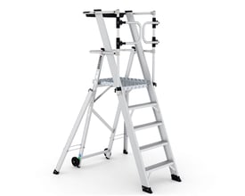 KEYPRO platformsstige i aluminium med 4+1 trin, stor skridsikker platform og selvlukkende rækværk, hvid baggrund.