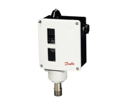 Danfoss RT116 pressostat set fra siden, viser trykskala og 'MIN. & RESET' knap, fremstillet i Polen.