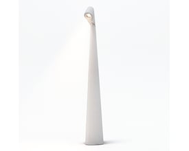 Hvid, genopladelig LED-bordlampe med slank form og vinklet lampehoved, 40 cm høj og dæmpbar i tre trin.
