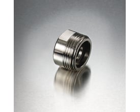 Nordic Quality adapter i messing, bronze, med 1/2" og 3/4" gevind på en reflekterende metallisk baggrund.