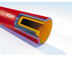 SML afløbsrør i støbejern med synlig tværsnit. Udvendigt rødt med blå kant, indvendigt lag i gul og sort kerne. Teksten RSP er synlig på ydersiden.