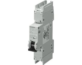 Siemens SENTRON 5SJ4 automatsikring med én pol og sort vippegreb, vist skråt forfra.