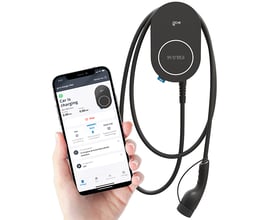 go-e Charger PRO CABLE ladeboks til elbil i sort med fast type 2-kabel og MID-måler, vist med app på telefon.
