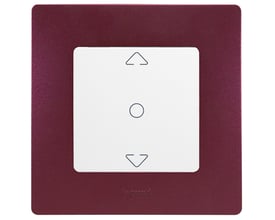 Legrand Niloé jalosiafbryder i hvid med symboler for op, stop og ned, monteret i en mørk bordeaux ramme.