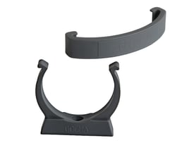Grå klemrørbærer i PP med clips til Ø40 mm rør, mærket 'GOEMA' og 'd75' på hvid baggrund.