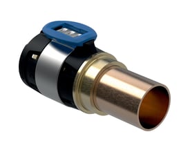 Geberit FlowFit overgang 20x15mm i siliciumbronze og kobber monteret på et kobberrør, med blå aktiveringsclips.