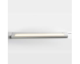 Hvidt Loevschall Lumi Striplight Flat TL4006 LED-lysarmatur på 554 mm, set skråt forfra med lysende flade og afbryder.