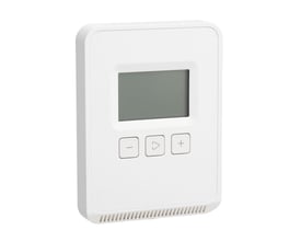 Schneider Electric SpaceLogic SLA luftkvalitetssensor i mat hvid med LCD-display og tre kontrolknapper på hvid baggrund.