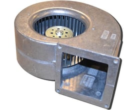 Nilan 41003 ventilator fra EBM med rund blæser og firkantet luftudløb, set skråt ovenfra.