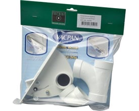 Nærbillede af Nilfisk VacPan fejebakke og monteringsfittings i hvid plast, klar til installation i et køkken.