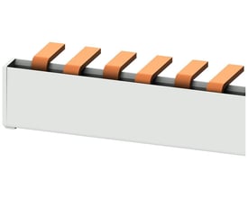 Siemens samleskinne 5TE9 med 2 faser, 12 MW og 32 A. Den har seks orange tilslutningspunkter, der går ned i en hvid kabinet.