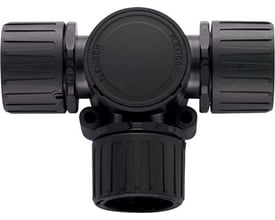 Sort HellermannTyton T-stykke i PA66 til Ø16mm rør, IP66-klassificeret med inspektionshul for nem montering.